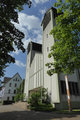 Direkt neben der St.-Johannes-Nepomuk-Pfarrkirche steht die Bibel-Stele im Zentrum des Kulturmusterdorfes Bökendorf.
