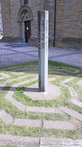 Labyrinth und Friedensmahner als Blickfang vor der Kirche, 16 Jahre nach seiner Errichtung im Jahre 2005