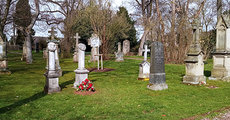 Historische Grabsteine aus verschiedenen Stilepochen prägen das Bild des Alten Friedhofes in Bad Arolsen.