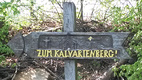 Wegweiser zum Kalvarienberg mit der Kapelle