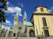 Links die Wallfahrtsbasilika von 1904-1906 mit dem Vorplatz und rechts die alte Wallfahrtskirche von 1786-1789