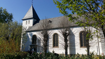 Die Kirche St. Clemens nahe Hellinghausen liegt inmitten grüner Wiesen.