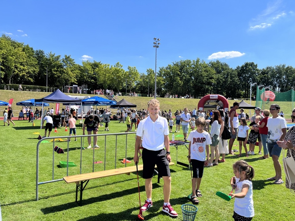 Freiwillige Helfer präsentieren unseren Club beim beliebten Ferienfinale im Ahorn Sportpark