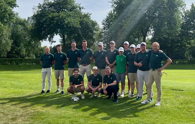 Von links stehend: Dennis Brosda, Vinzenz Molinski, Jonas Rempe, Max Backhaus, Fabian Kamp, Timm Leidecker, Henri Matz , Ron Cedric Reinert , Sebastian und Rudi Josephy, Coach Felix Matz, Captain Andreas Graf Unten : Finn Hollander , Kai Malina, Sportvorstand Ingo Lausen. (Auf dem Bild fehlen Niclas und KP Henning und Christian Beckmann, die als Caddies unterstützt haben.